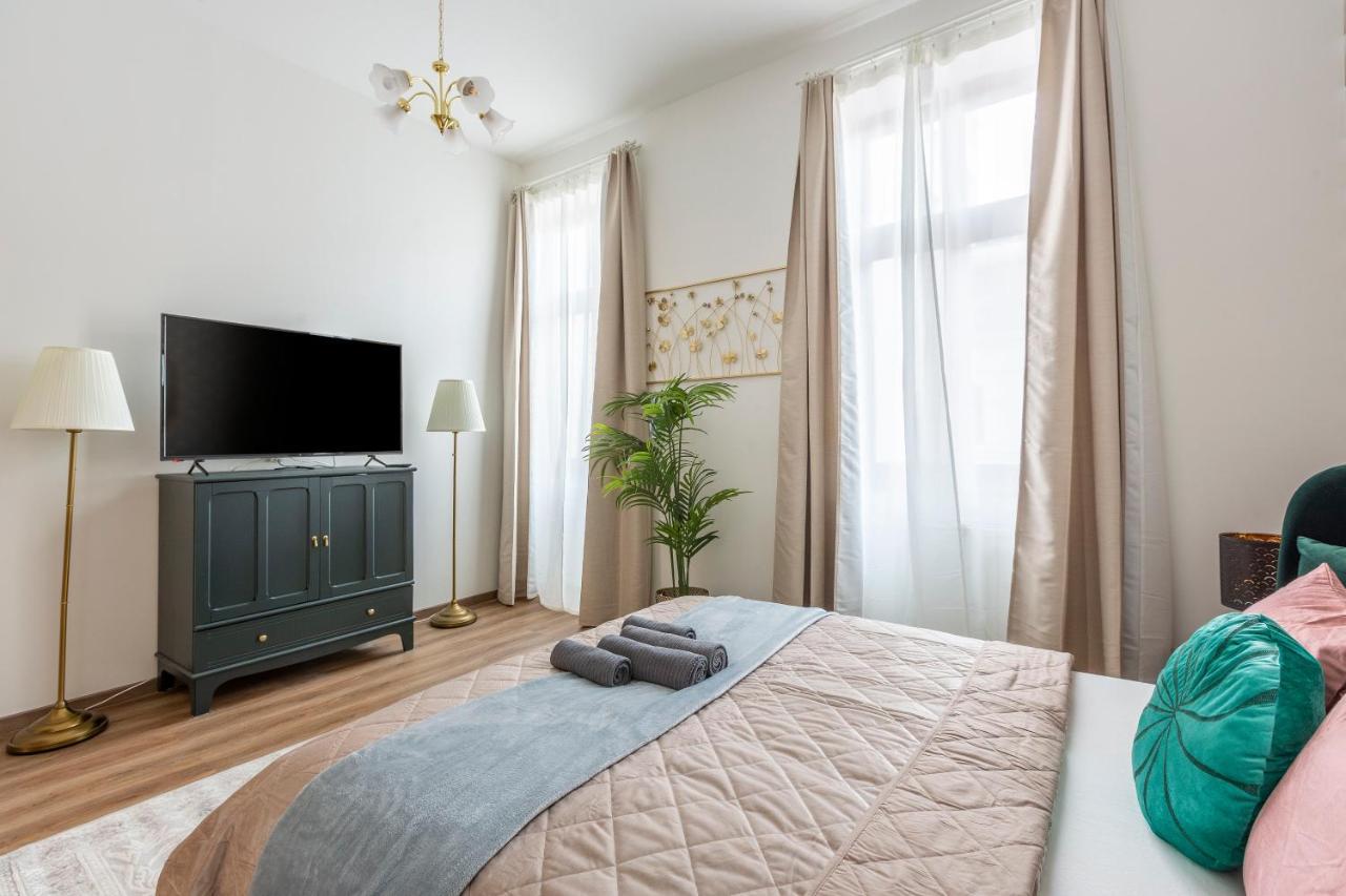 Explore Budapest From A Luxurious Cozy Apartment Exterior foto