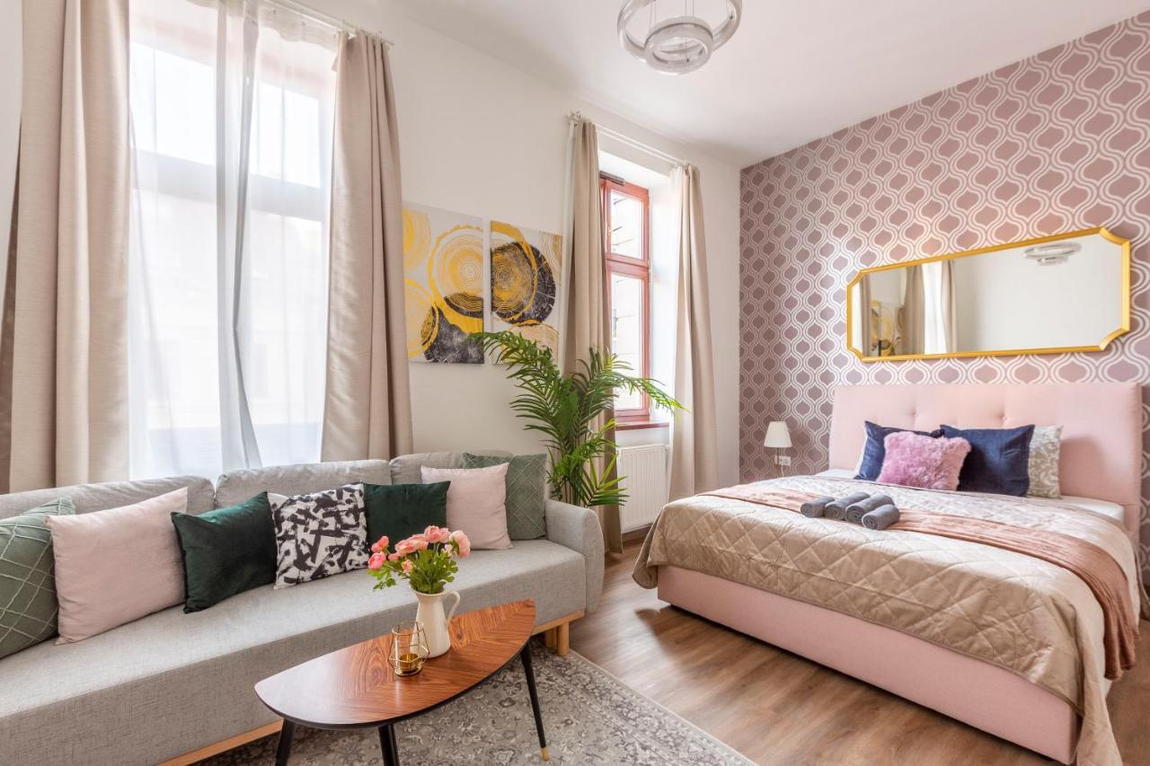 Explore Budapest From A Luxurious Cozy Apartment Exterior foto