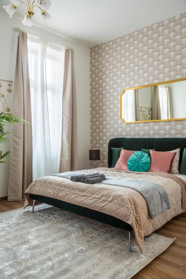 Explore Budapest From A Luxurious Cozy Apartment Exterior foto
