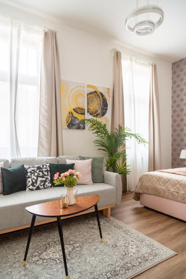 Explore Budapest From A Luxurious Cozy Apartment Exterior foto